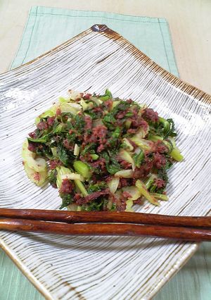 葉がメイン！セロリとコンビーフ炒め-レシピのメイン写真
