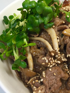 簡単‼牛肉とシメジの焼き肉丼-レシピのメイン写真