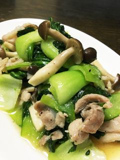 青梗菜としめじと豚バラの塩胡椒炒め-レシピのメイン写真