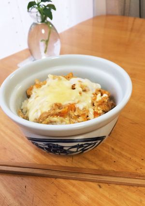 玉子丼にチーズをかけてしまいました。-レシピのメイン写真