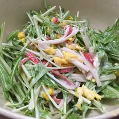 รูปของ たまごとカニカマで☆水菜サラダ