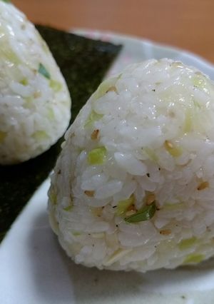 ねぎ塩にんにくのオイルおにぎり-レシピのメイン写真