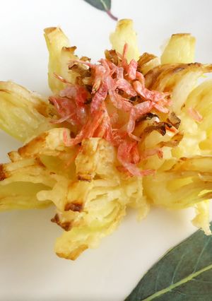 簡単♪サクッとうまい!新玉の花咲く天ぷら-レシピのメイン写真