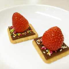 รูปของ スライス生チョコレートとイチゴのカナッペ