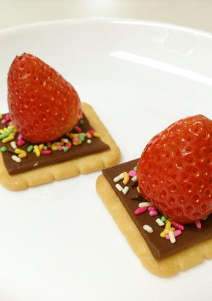 スライス生チョコレートとイチゴのカナッペ-レシピのメイン写真