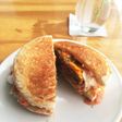 食パンでバーガー風。あるもので作ってみた