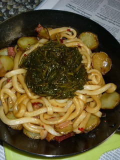 鉄パンで焼きうどん・あかもく載せ-レシピのメイン写真