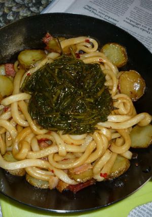 鉄パンで焼きうどん･あかもく載せ-レシピのメイン写真