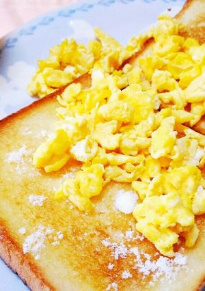 スクランブルエッグを挟む食パン-レシピのメイン写真