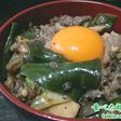 生めかぶとキノコの牛とろ丼