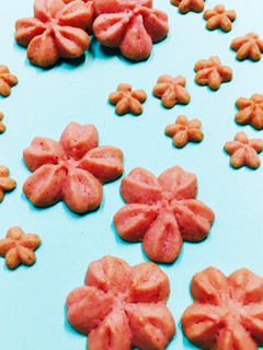 いちごパウダーで桜の絞り出しクッキー-レシピのメイン写真