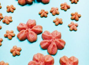 いちごパウダーで桜の絞り出しクッキー-レシピのメイン写真