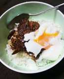 いわし蒲焼きと半熟卵のどんぶり