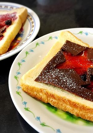 スライス生チョコレートで食パンデコ♪-レシピのメイン写真