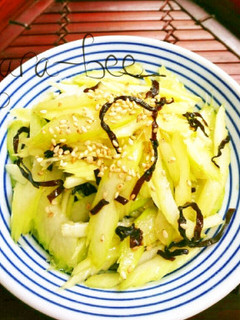 切って和えるだけ♪セロリの梅こぶ茶浅漬け-レシピのメイン写真