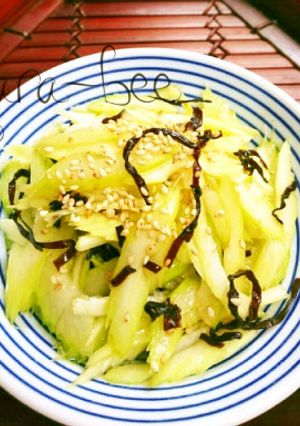 切って和えるだけ♪セロリの梅こぶ茶浅漬け-レシピのメイン写真