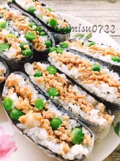【お弁当に】肉味噌と豆ご飯のおにぎらず-レシピのメイン写真