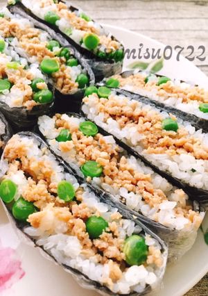 【お弁当に】肉味噌と豆ご飯のおにぎらず-レシピのメイン写真
