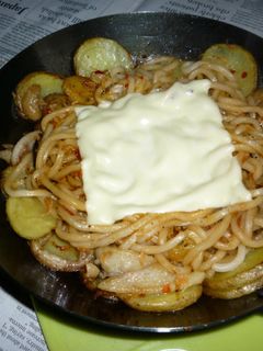 鉄パンで鶏皮・じゃがいもの焼きうどん-レシピのメイン写真