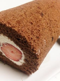 ココアといちごのロールケーキ-レシピのメイン写真