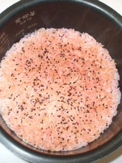 桜海老と黒ゴマの炊き込みご飯♪桜海老ご飯-レシピのメイン写真