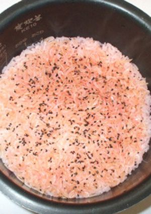桜海老と黒ゴマの炊き込みご飯♪桜海老ご飯-レシピのメイン写真