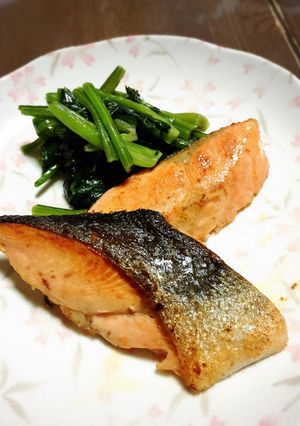サーモンのポワレとほうれん草のソテー-レシピのメイン写真
