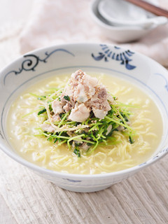 豚肉と豆苗の生姜焼き風塩とんこつラーメン-レシピのメイン写真