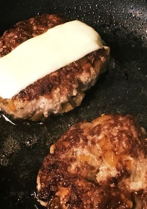 家族が作る☆チーズハンバーグ-レシピのメイン写真