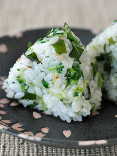 お花見弁当に! わかめと豆苗のおむすび-レシピのメイン写真