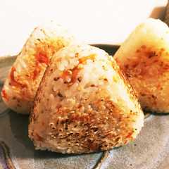 รูปของ しゃけバター焼おにぎり