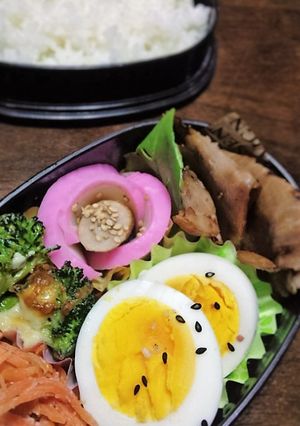 かまぼこで椿の花のお弁当-レシピのメイン写真