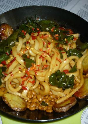 鉄パンで生めかぶ＋納豆の焼きうどん-レシピのメイン写真