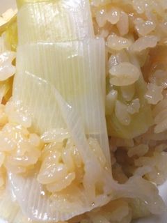長ネギと麺つゆだけ☆ 炊き込みご飯-レシピのメイン写真