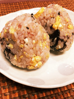 朝食に♡炒り卵と塩昆布の十穀米おにぎり-レシピのメイン写真