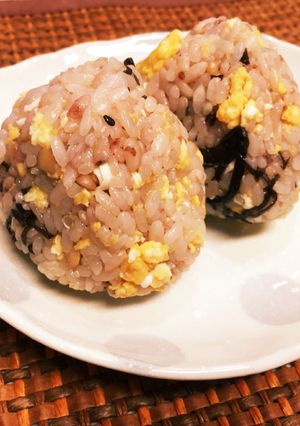 朝食に♡炒り卵と塩昆布の十穀米おにぎり-レシピのメイン写真