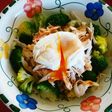 ゆで鶏と温野菜のポーチドエッグ乗せサラダ
