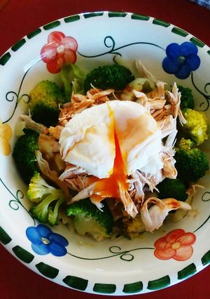 ゆで鶏と温野菜のポーチドエッグ乗せサラダ-レシピのメイン写真