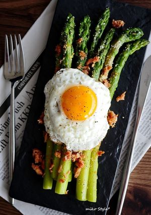 卵乗せ♡鮭フレーク＆粉チで焼きアスパラ-レシピのメイン写真