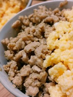 鶏そぼろ&しっとりフワフワ卵の二色丼-レシピのメイン写真