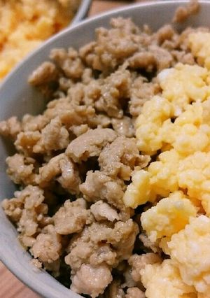 鶏そぼろ&しっとりフワフワ卵の二色丼-レシピのメイン写真