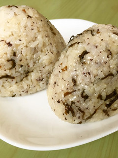 ☆ごま油香る 塩昆布ゆかり おにぎり-レシピのメイン写真