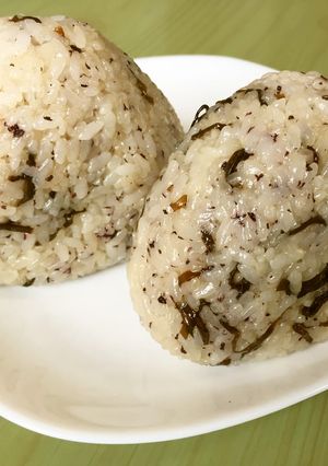 ☆ごま油香る 塩昆布ゆかり おにぎり-レシピのメイン写真