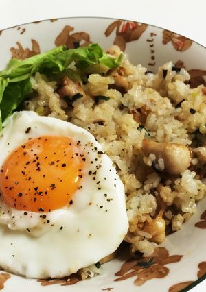 ネギたっぷり！鶏皮チャーハン目玉焼きのせ-レシピのメイン写真