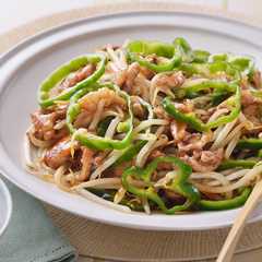 A picture of もやしと豚こま肉の青椒肉絲.