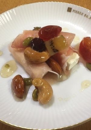 生ハムチーズはちみつナッツ＆フルーツ添え-レシピのメイン写真