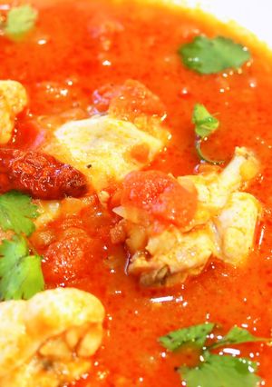 骨付き鶏もも肉のチリとトマトの煮込み-レシピのメイン写真