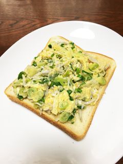 しらす干し・青ねぎ入り半熟卵炒めトースト-レシピのメイン写真