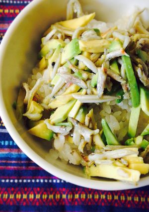 いかなごの釜揚げとアボカドの春丼物-レシピのメイン写真