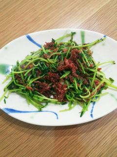 おつまみに!豆苗とコンビーフ炒め-レシピのメイン写真